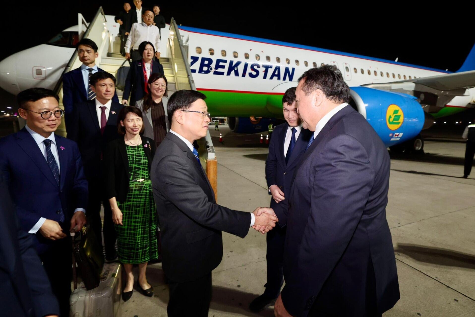 行政長官李家超率領商貿代表團,由哈薩克轉到烏茲別克訪問。 (李家超fb)