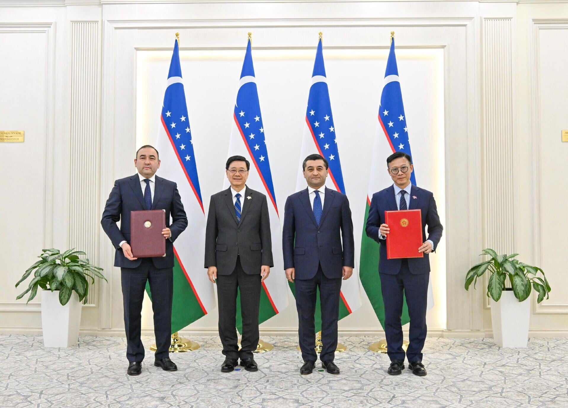 李家超和烏茲別克外長賽爾多夫共同見證兩地政府互換照會,就互免簽證安排商討落實細節,讓雙方旅客可免簽證逗留30天,進一步促進香港與中亞之間的經貿和旅遊發展。(政府新聞處)