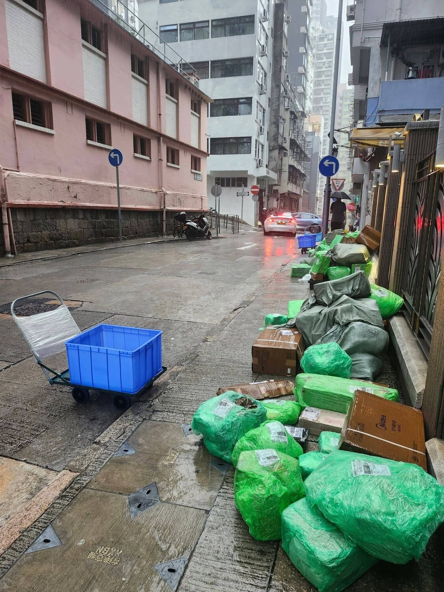 多區放在街頭的疑似拼多多網購包裹被「淋雨」,紙盒濕透,部份包裝更損毀。(網上圖片)