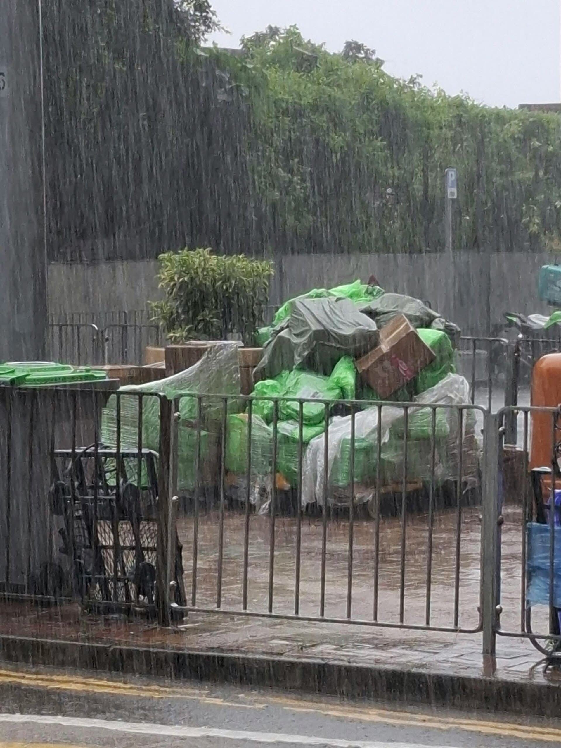 多區放在街頭的疑似拼多多網購包裹被「淋雨」,紙盒濕透,部份包裝更損毀。(網上圖片)