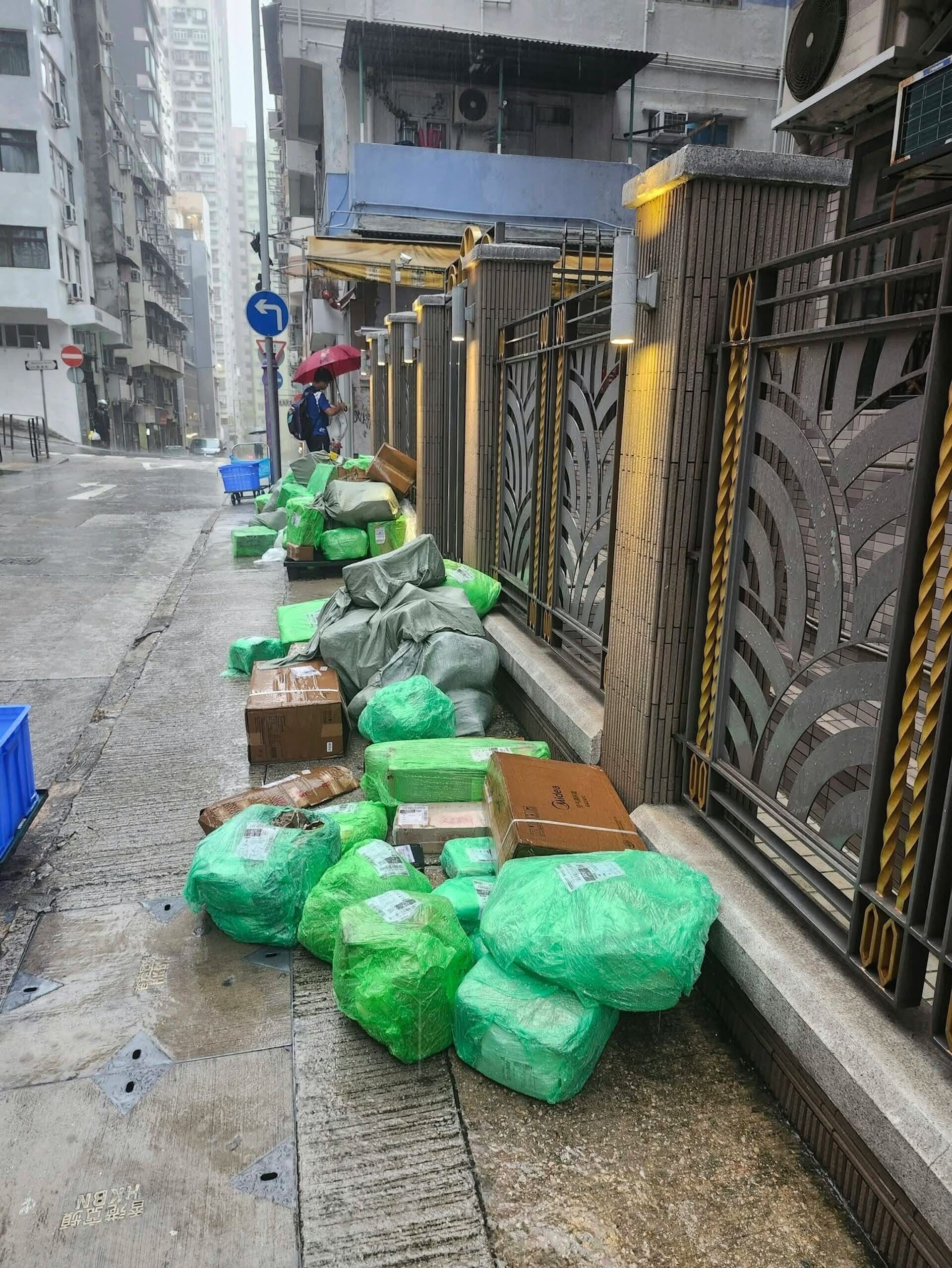 多區放在街頭的疑似拼多多網購包裹被「淋雨」,紙盒濕透,部份包裝更損毀。(網上圖片)