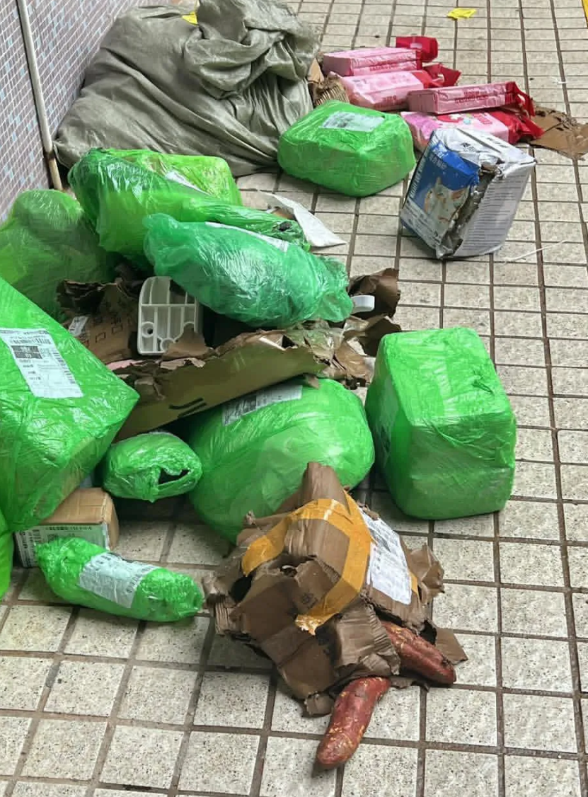 多區放在街頭的疑似拼多多網購包裹被「淋雨」,紙盒濕透,部份包裝更損毀。(網上圖片)