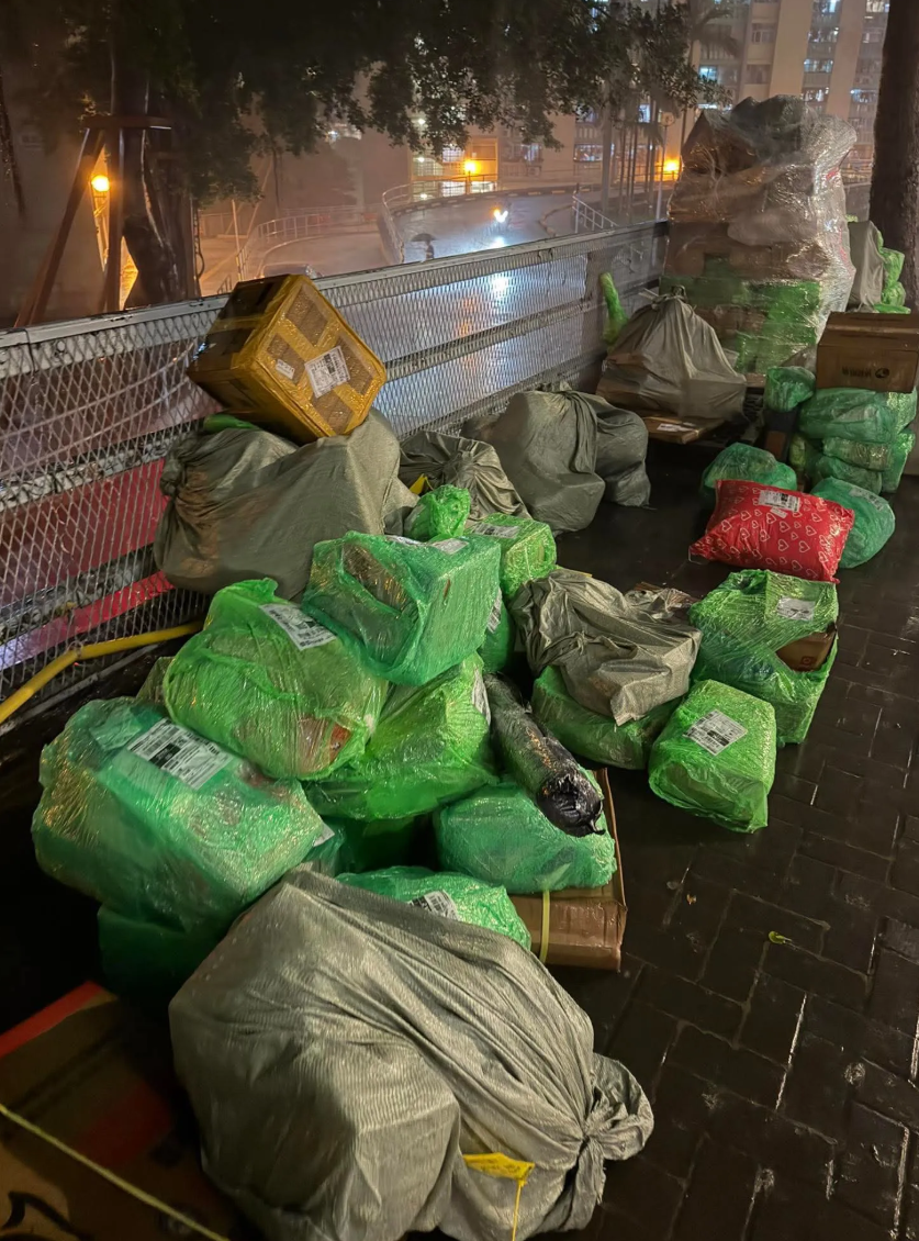 多區放在街頭的疑似拼多多網購包裹被「淋雨」,紙盒濕透,部份包裝更損毀。(網上圖片)