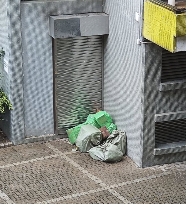 多區放在街頭的疑似拼多多網購包裹被「淋雨」,紙盒濕透,部份包裝更損毀。(網上圖片)