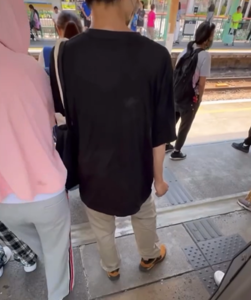 輕鐵天水圍天瑞站站台有一名男子多次伸腳,疑似意圖絆倒從他面前經過的路人(影片截圖)