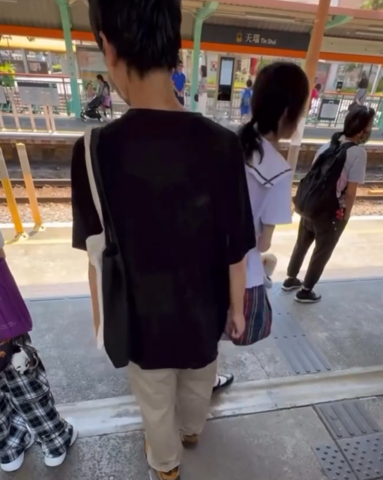 輕鐵天水圍天瑞站站台有一名男子多次伸腳,疑似意圖絆倒從他面前經過的路人(影片截圖)