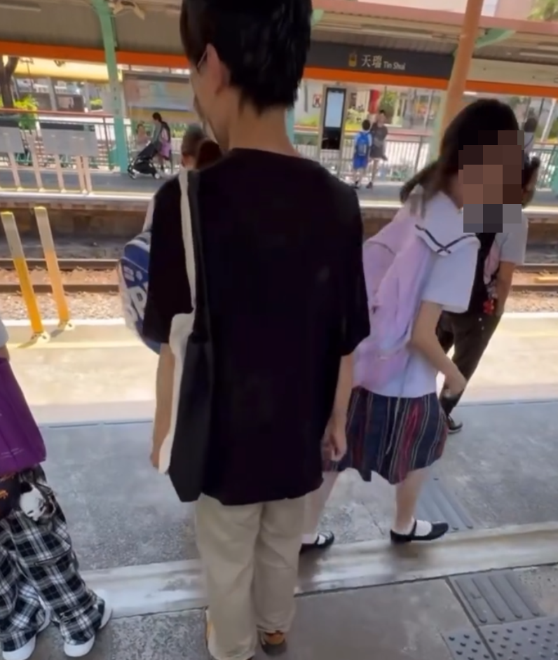 輕鐵天水圍天瑞站站台有一名男子多次伸腳,疑似意圖絆倒從他面前經過的路人(影片截圖)