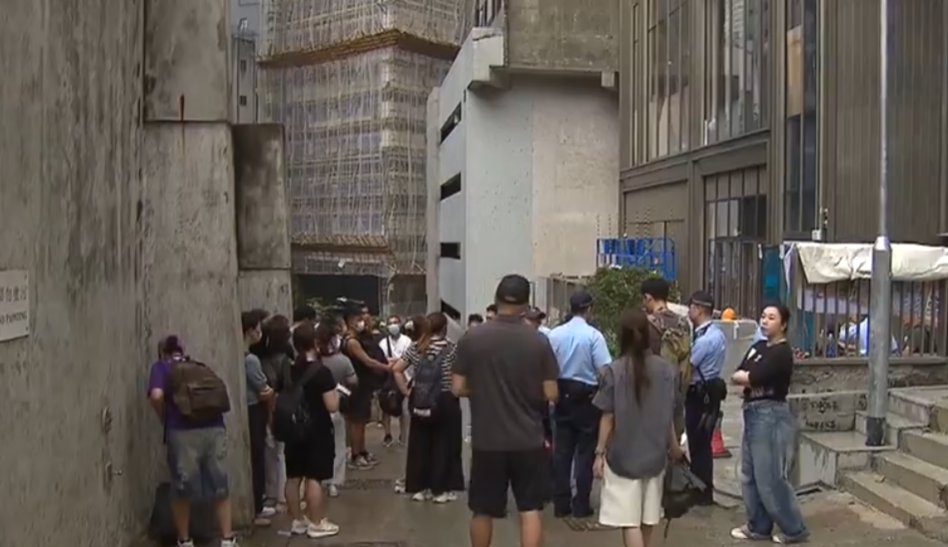 大約40名地盤工及清潔工冒雨聚集在贊善里1號一已經接近完工的樓盤建築地盤外,拉起「有汗出,冇糧出」橫額發起追薪行動(無線新聞畫面)