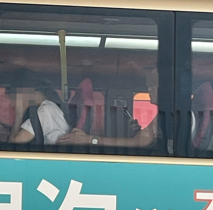 社交平台流傳片段,旺角九巴上層一名男乘客疑伸「鹹豬手」,摸胸非禮前座女學生。(Threads)