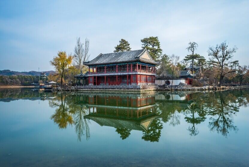 位於承德的避暑山莊是清代皇家御用園林,也是中國現存最大皇家園林。園內融南北園林與塞外山水風貌,曾為皇室避暑理政之地,列入世界文化遺產。(圖片來源:視覺中國)