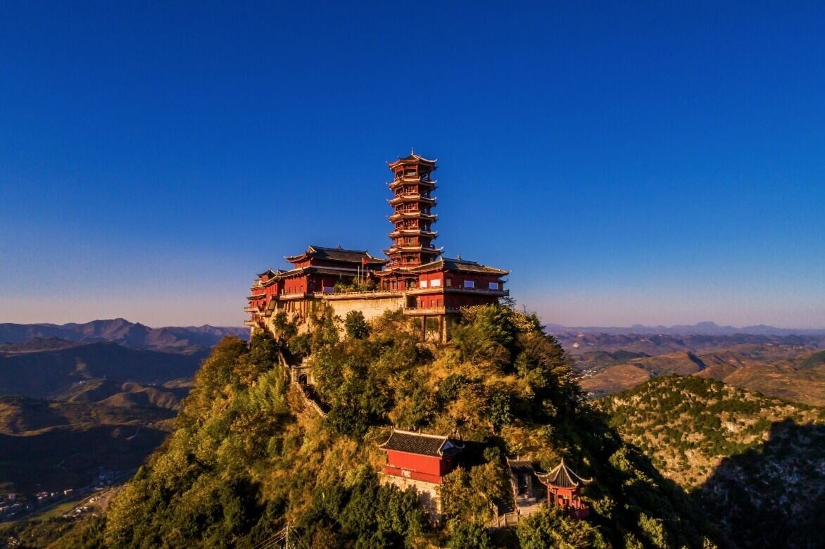 丹霞山護國寺建於明朝,寺內收藏了許多浮雕藝術,包括光緒皇帝御賜的寶物,有藏經、袈裟、玉印、金缽等。(圖片來源:視覺中國)