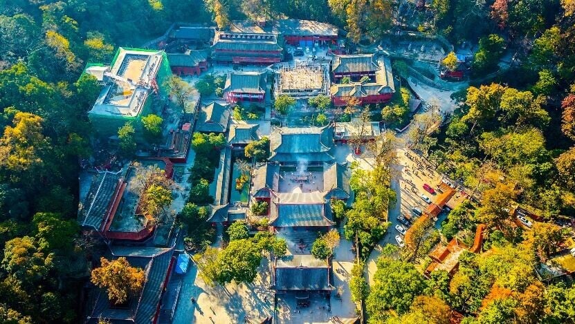 黔靈山公園,又稱黔南第一山,山林鬱翠、古寺藏幽,幸運的話還能看到野生獼猴出沒。(圖片來源:視覺中國)