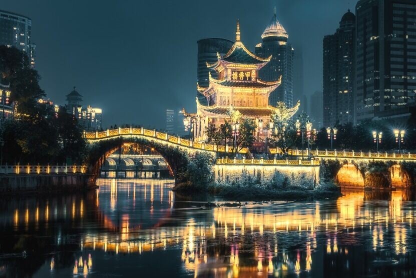 甲秀樓,矗立於貴陽南明河巨石之上的明代名樓,歷經數次重修,為貴陽地標古建,白日山水環抱、入夜燈影動人。(圖片來源:視覺中國)
