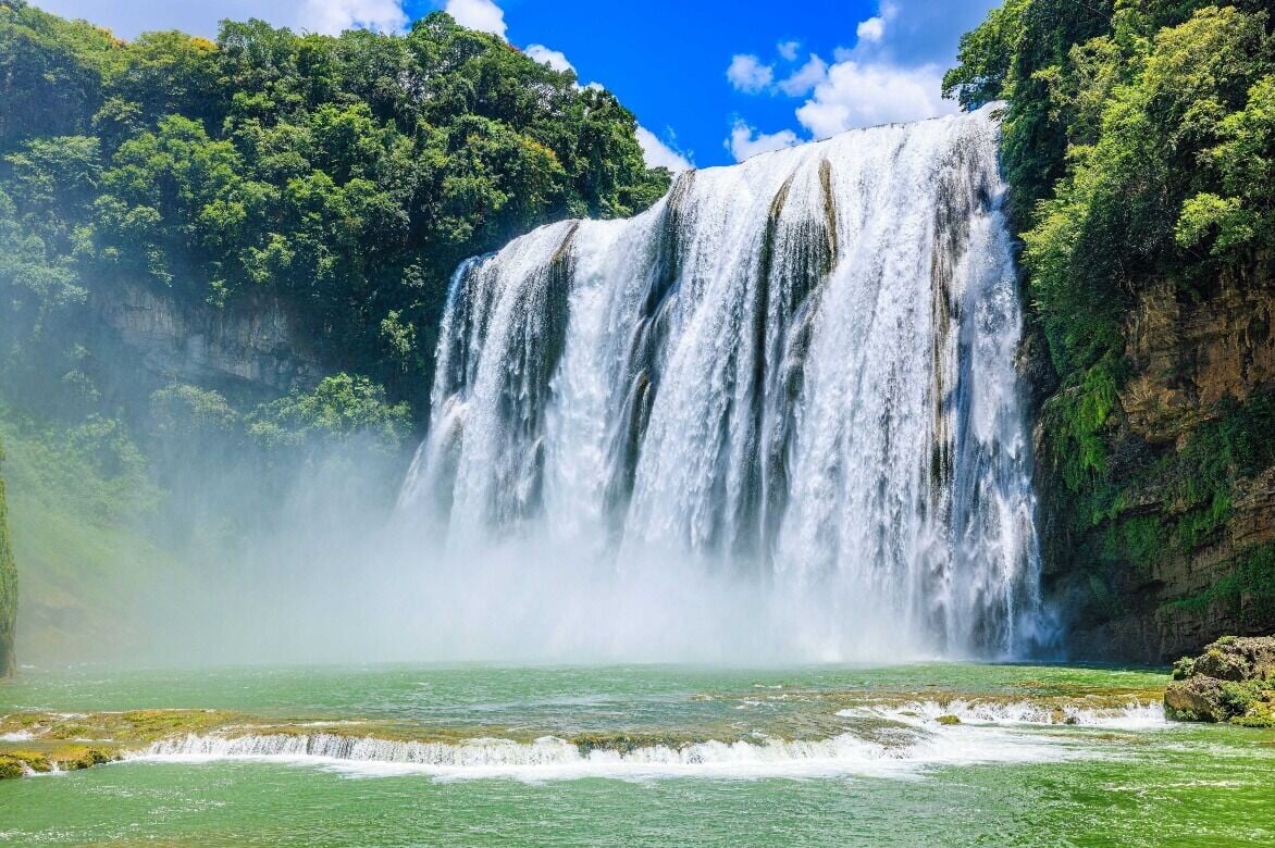 黃果樹瀑布為中國第一大喀斯特瀑布,白水河自70餘米的崖壁傾瀉飛濺,水霧彌漫,氣勢磅礴。(圖片來源:Shutterstock)