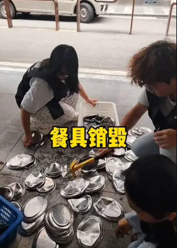 湖南省衡陽市一間烤肉店有顧客攜帶入店的寵物狗偷食鄰桌餐車上一整盤生肉,烤肉店銷毀及更換全店餐具,及停業三天整改。(影片截圖)