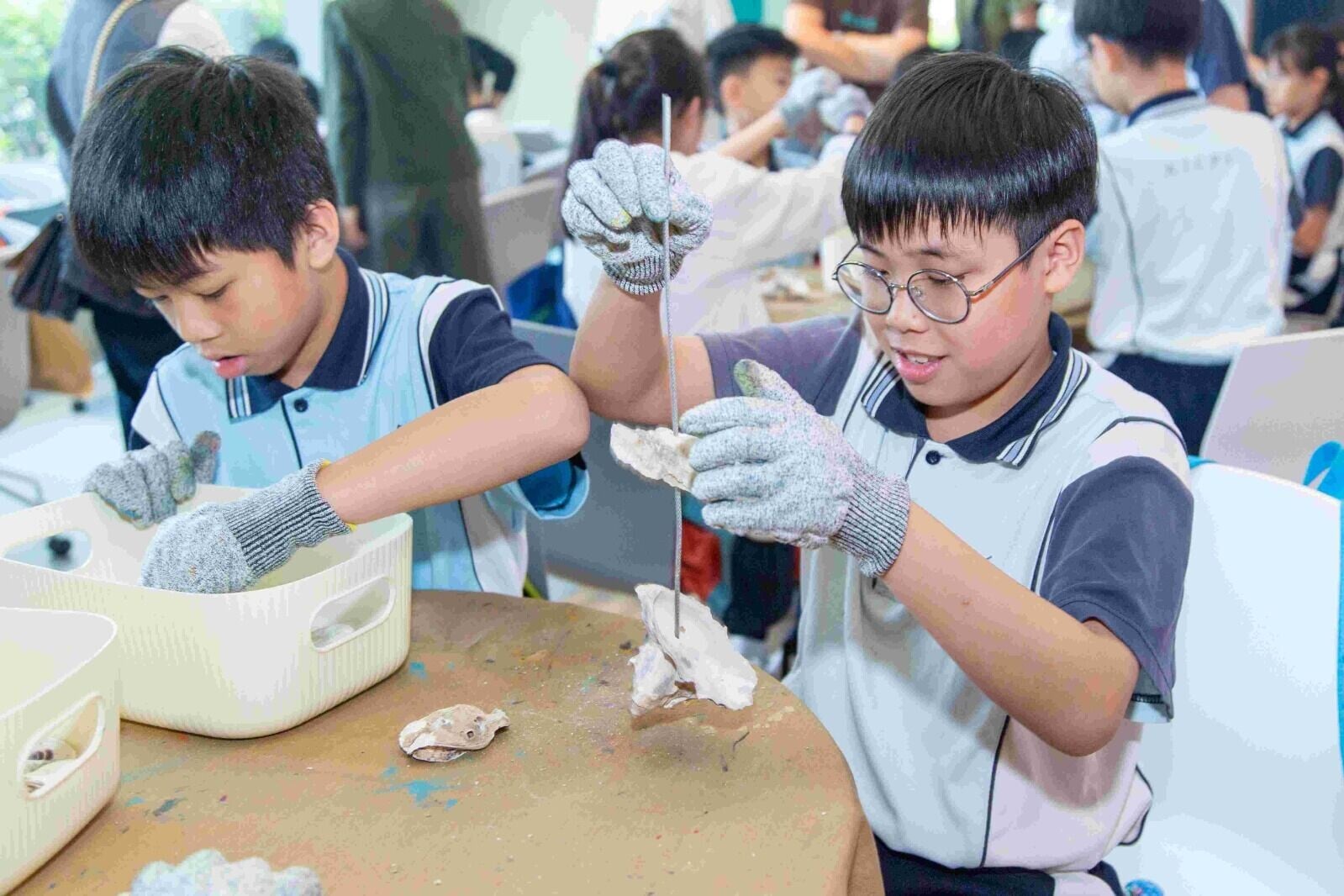 參加者於「蠔創探索」工作坊,以動手實踐的方式探索蠔礁生態。
