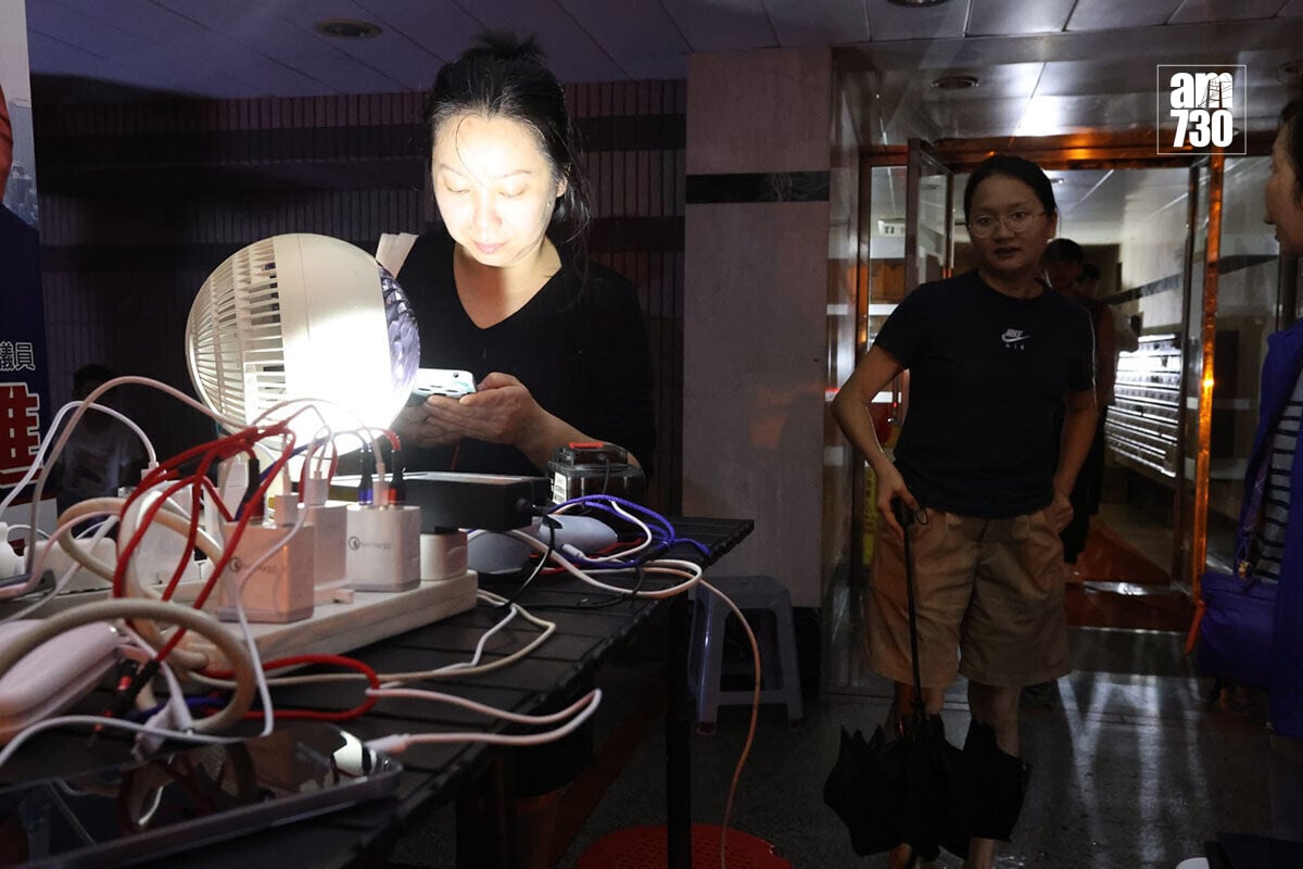 荃灣中心一期停電期間,有居民到地下休息等候。(鍾式明攝)