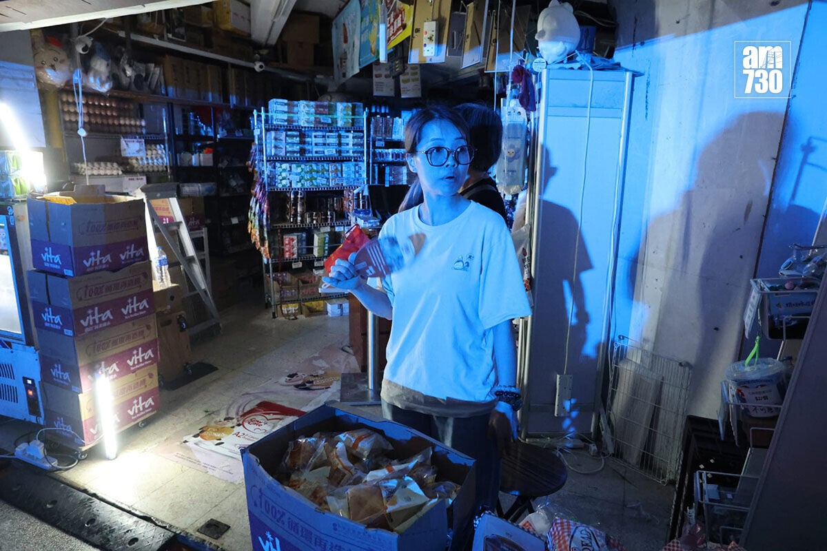 荃灣中心一期停電,商店員工許小姐稱兩日前已出現電力不穩情況。(鍾式明攝)