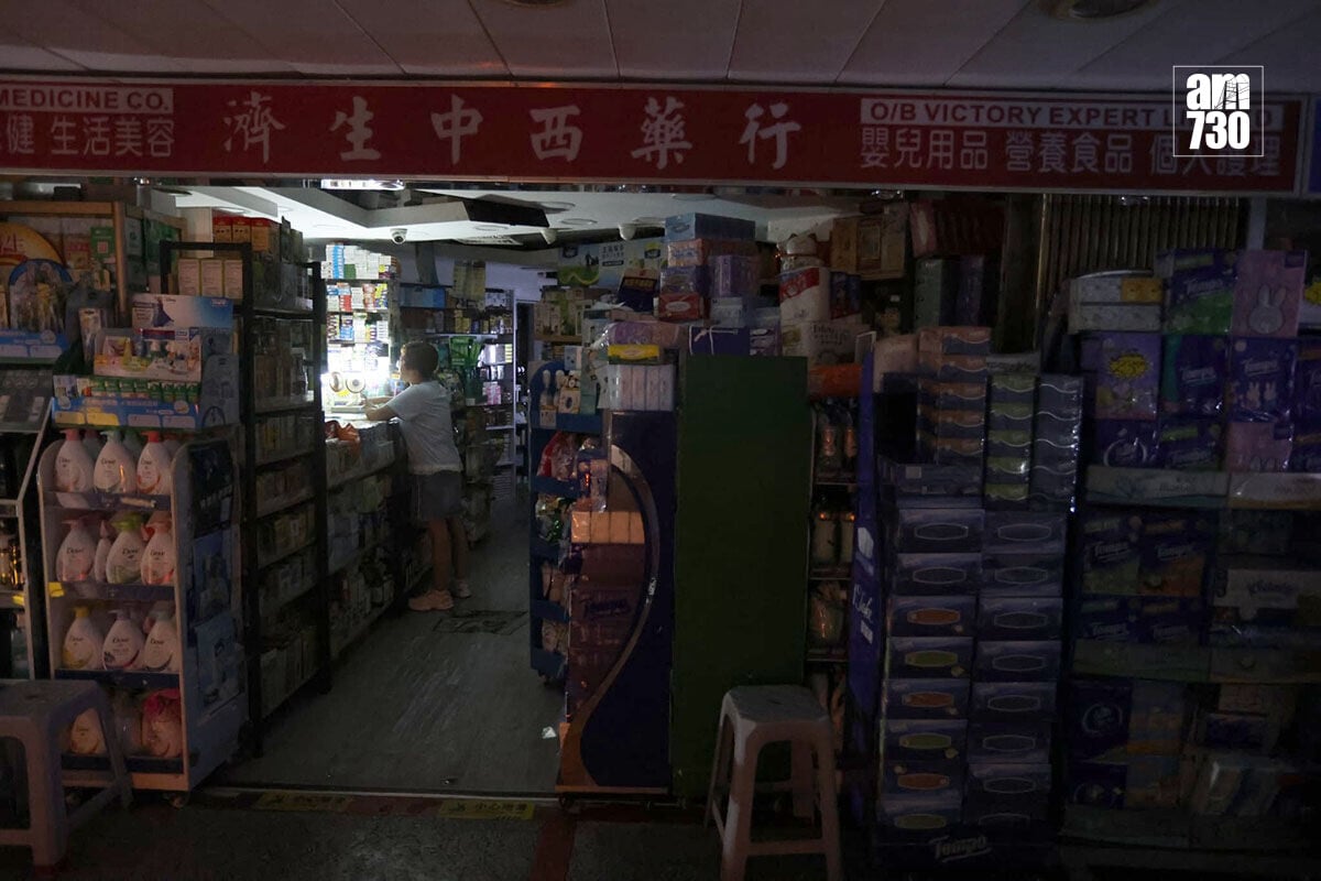荃灣中心一期停電,商場商舖同受影響。(鍾式明攝)