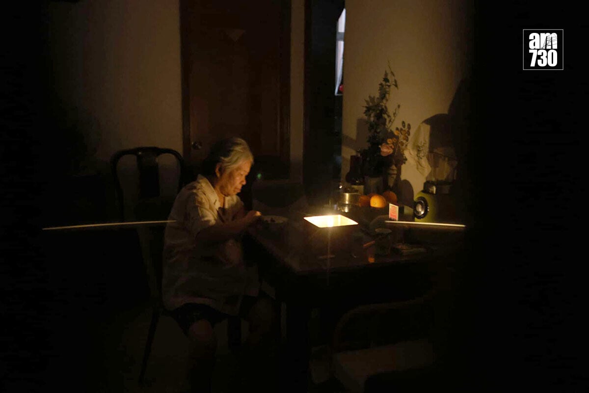 荃灣中心一期停電期間,有住戶摸黑留在單位內。(鍾式明攝)