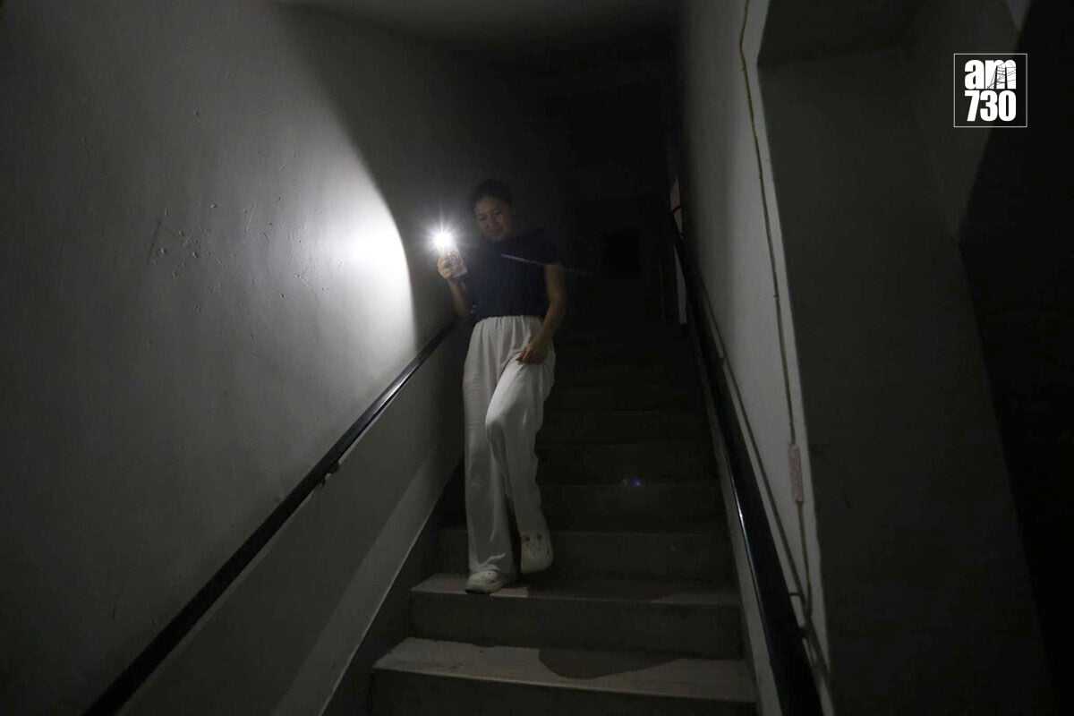 荃灣中心一期停電期間,有住戶摸黑上落大廈。(鍾式明攝)