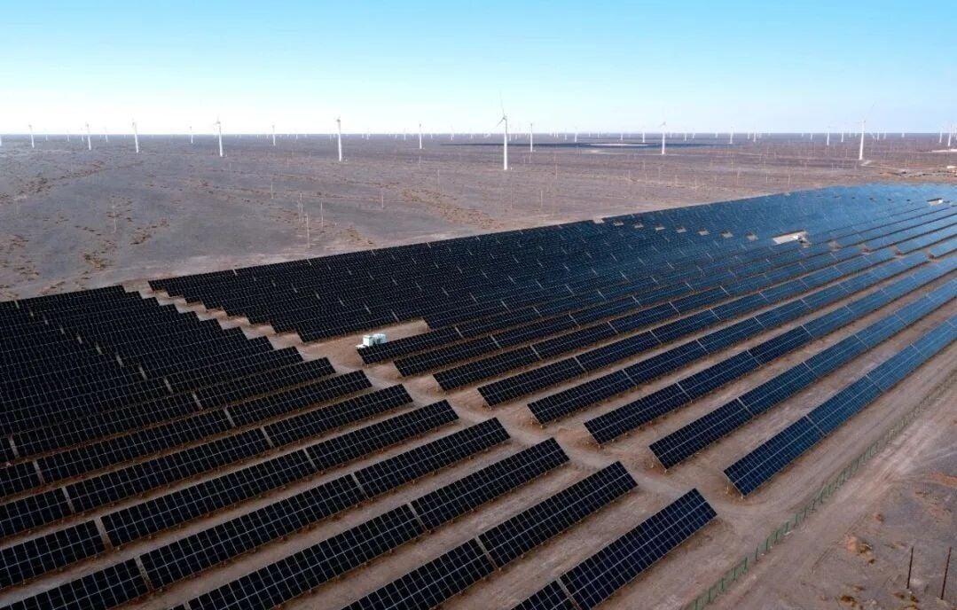 瓜州地區夜間風大、白天光照足,風電與光電在日夜與季節上具備天然的發電互補性。將風力發電機組與光伏陣列布置在同一區域,能提高發電效率和土地利用率。(網上圖片)