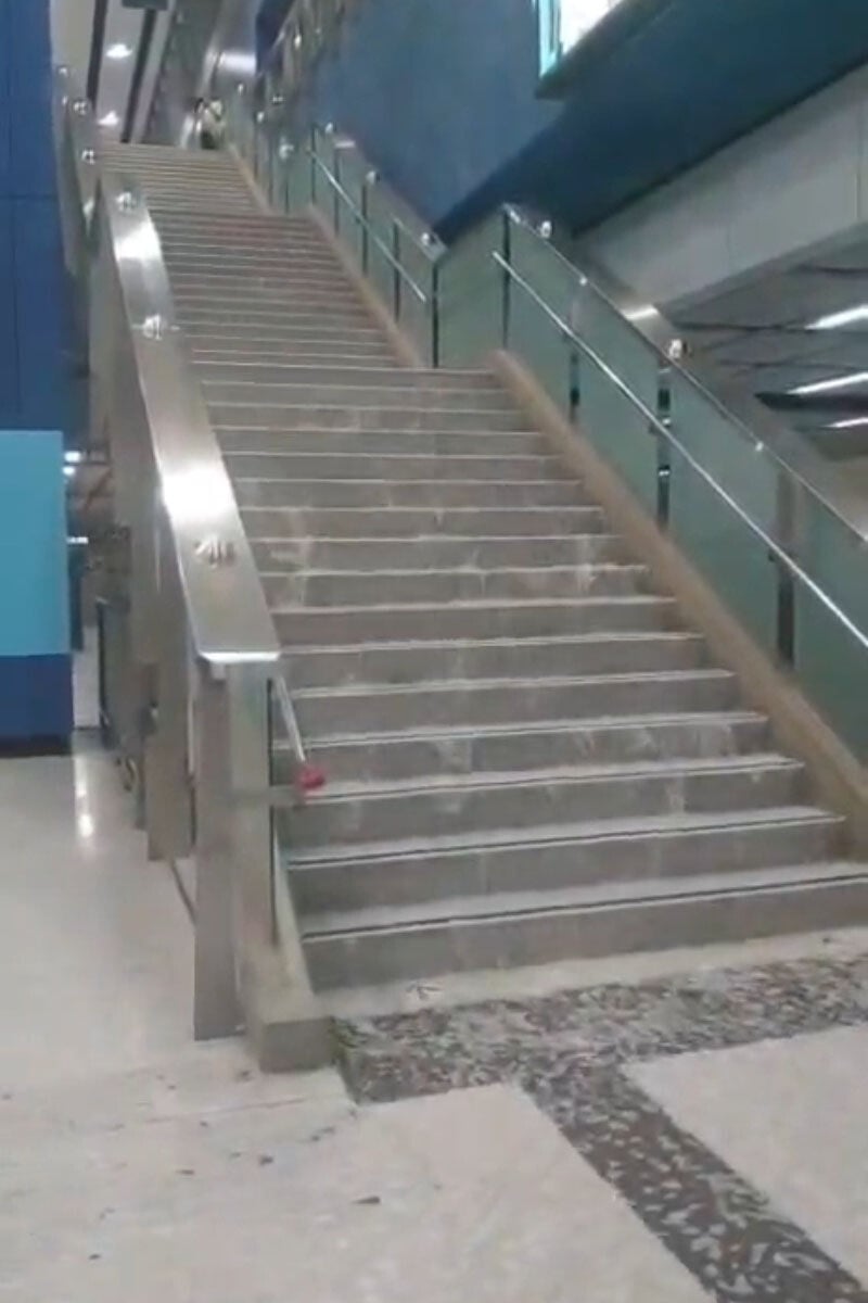暴雨下港鐵大圍站有樓梯變成「瀑布」。(網上影片截圖)