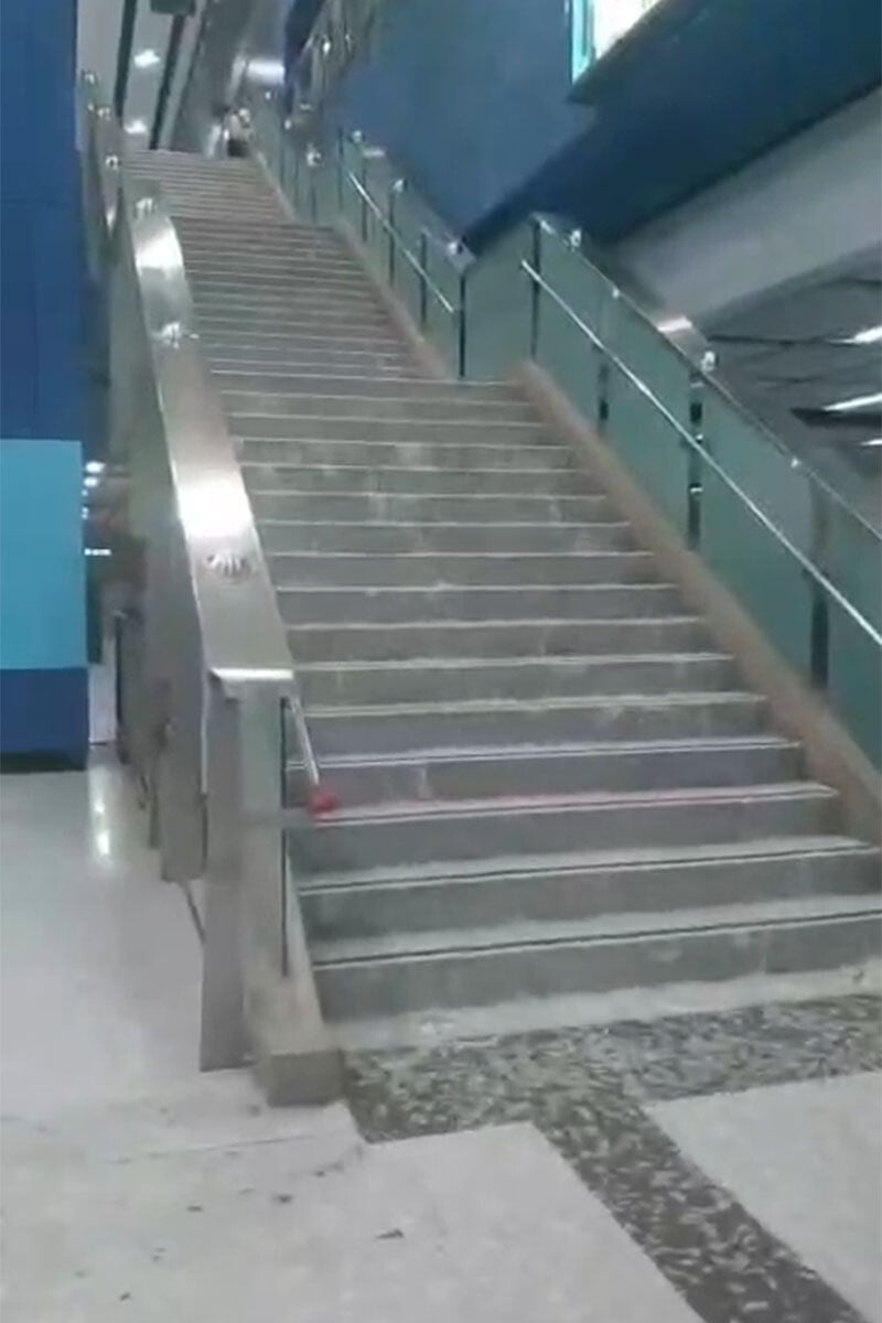 暴雨下港鐵大圍站有樓梯變成「瀑布」。(網上影片截圖)