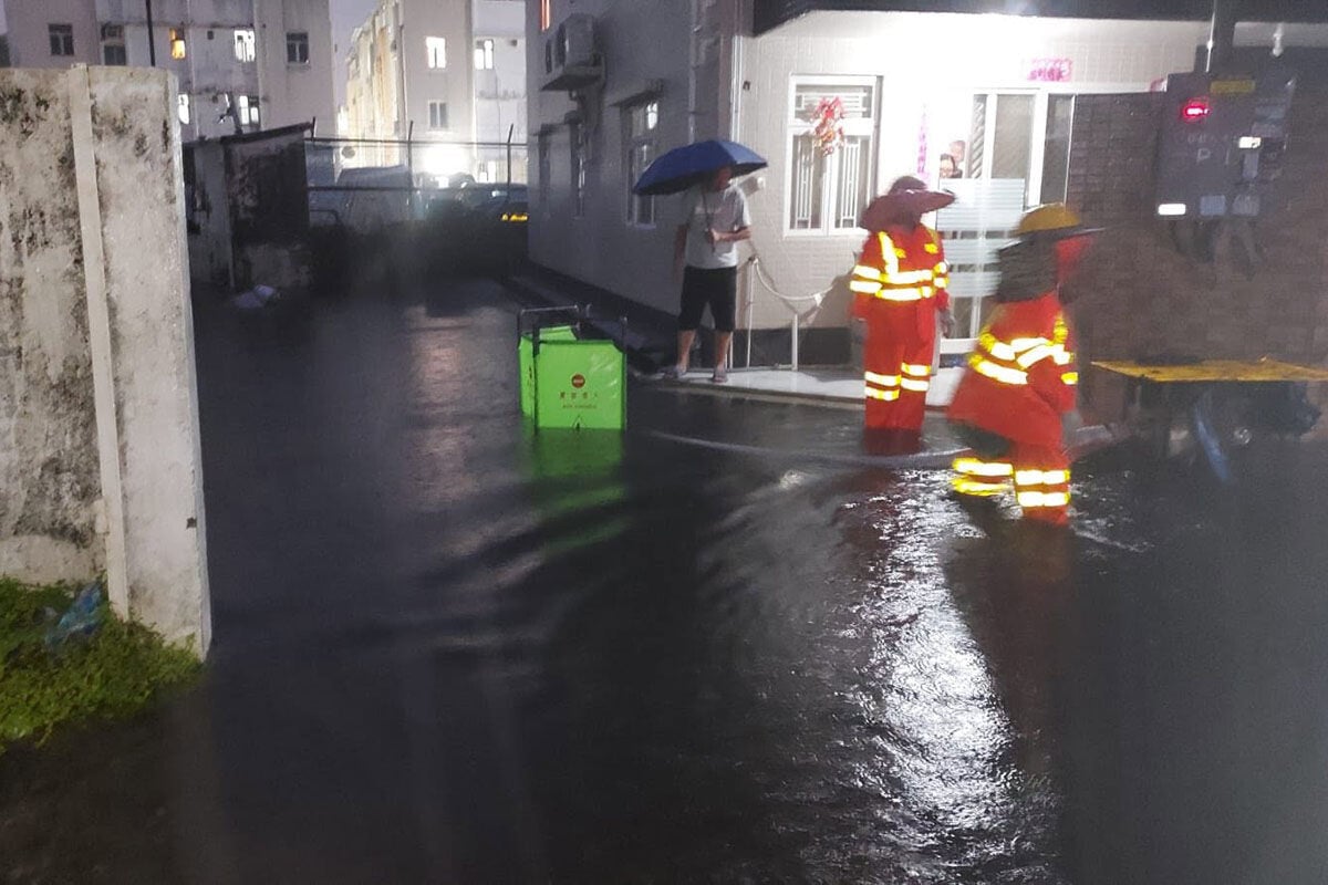 渠務署派出逾110隊緊急應變隊伍處理水浸報告。(FB專頁「下水水Drainy」圖片)