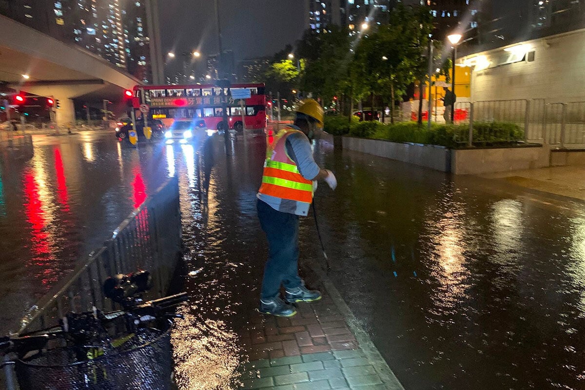 渠務署派出逾110隊緊急應變隊伍處理水浸報告。(FB專頁「下水水Drainy」圖片)