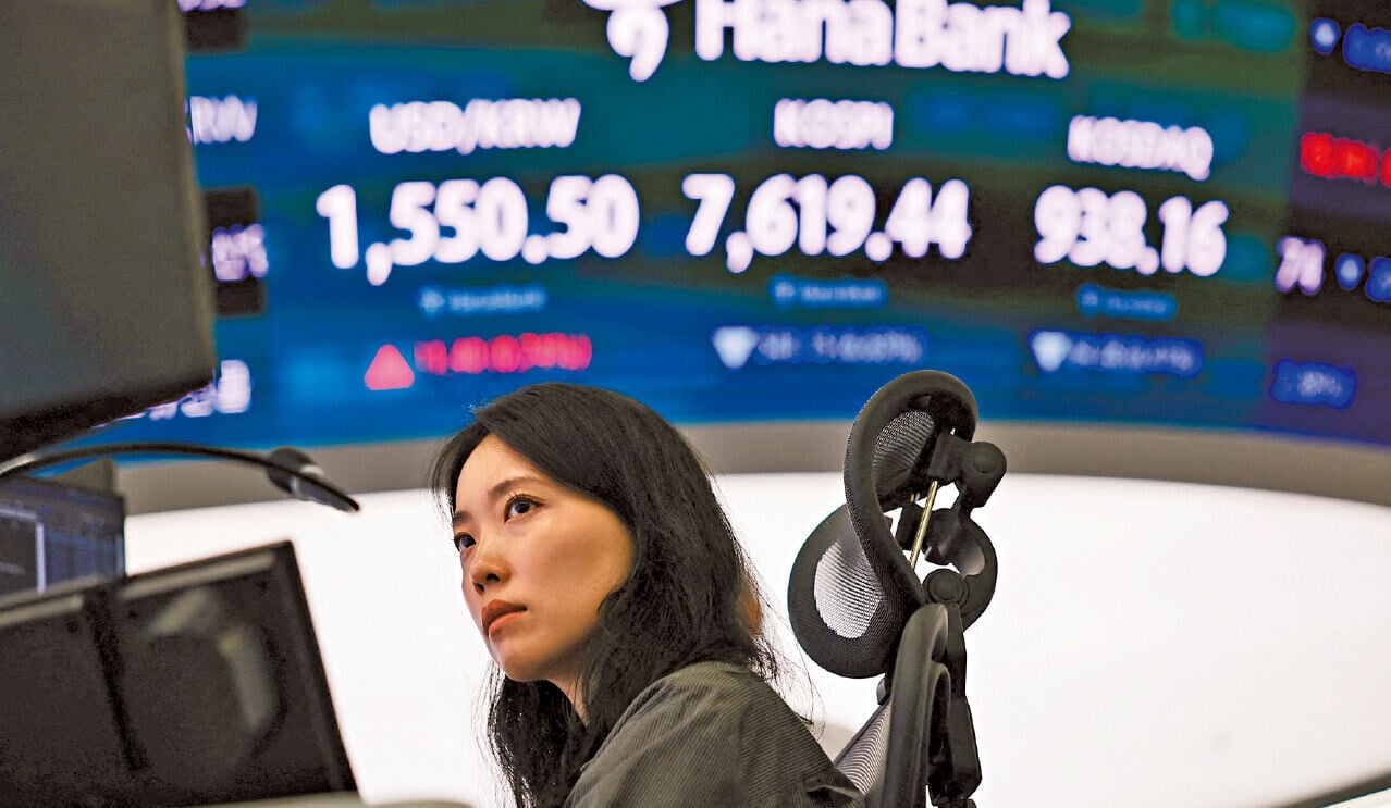 南韓股市昨開市幾分鐘即跌逾8%，觸發熔斷機制。(路透社)