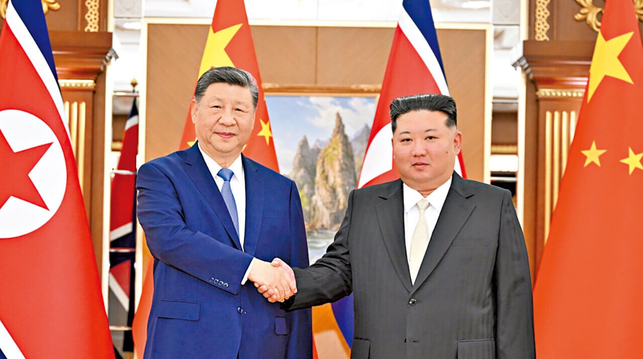 習近平在平壤錦繡山迎賓館與金正恩會談。(新華社)