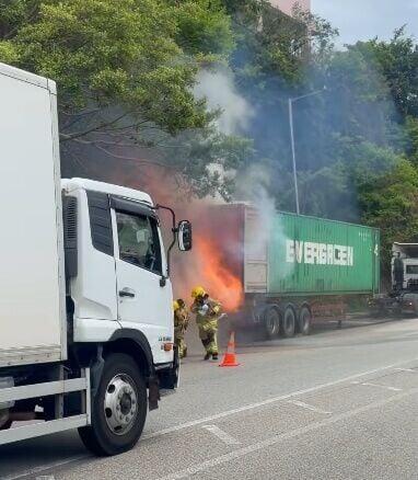 消防員隨即後退暫避,一輛途經貨車亦緊急刹停。(IG/leung._.kwok)