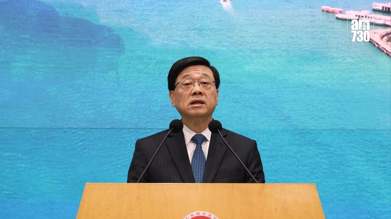 李家超強調會非常嚴謹及嚴肅地發證明書。(周令知攝)