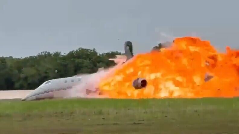 飛機迫降多明尼加機場時墜毀爆炸，正副機師罹難。(X)