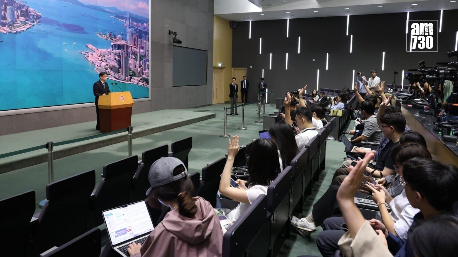 行政長官李家超出席行政會議前見記者(周令知攝)