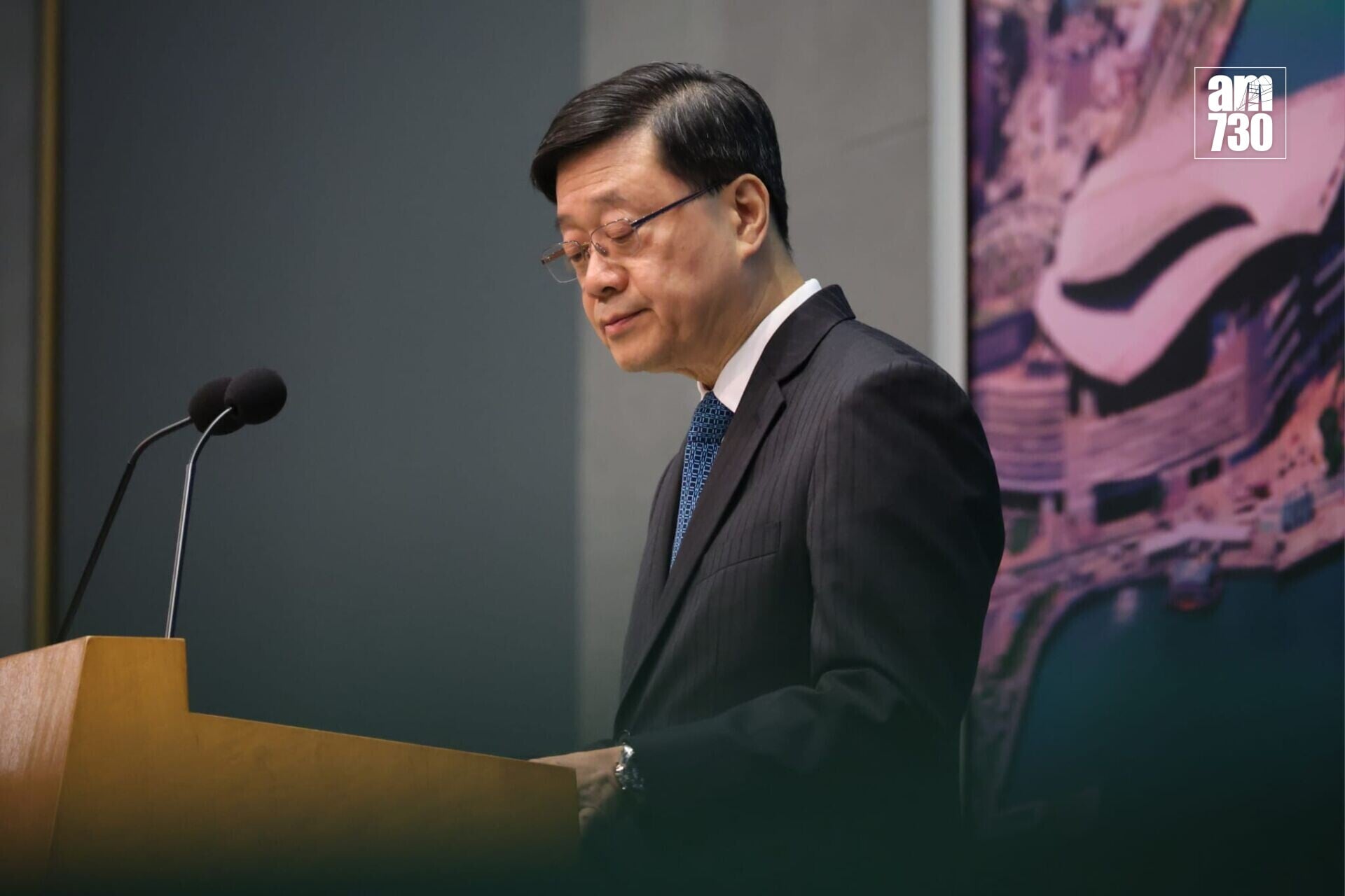 行政長官李家超出席行政會議前見記者(周令知攝)