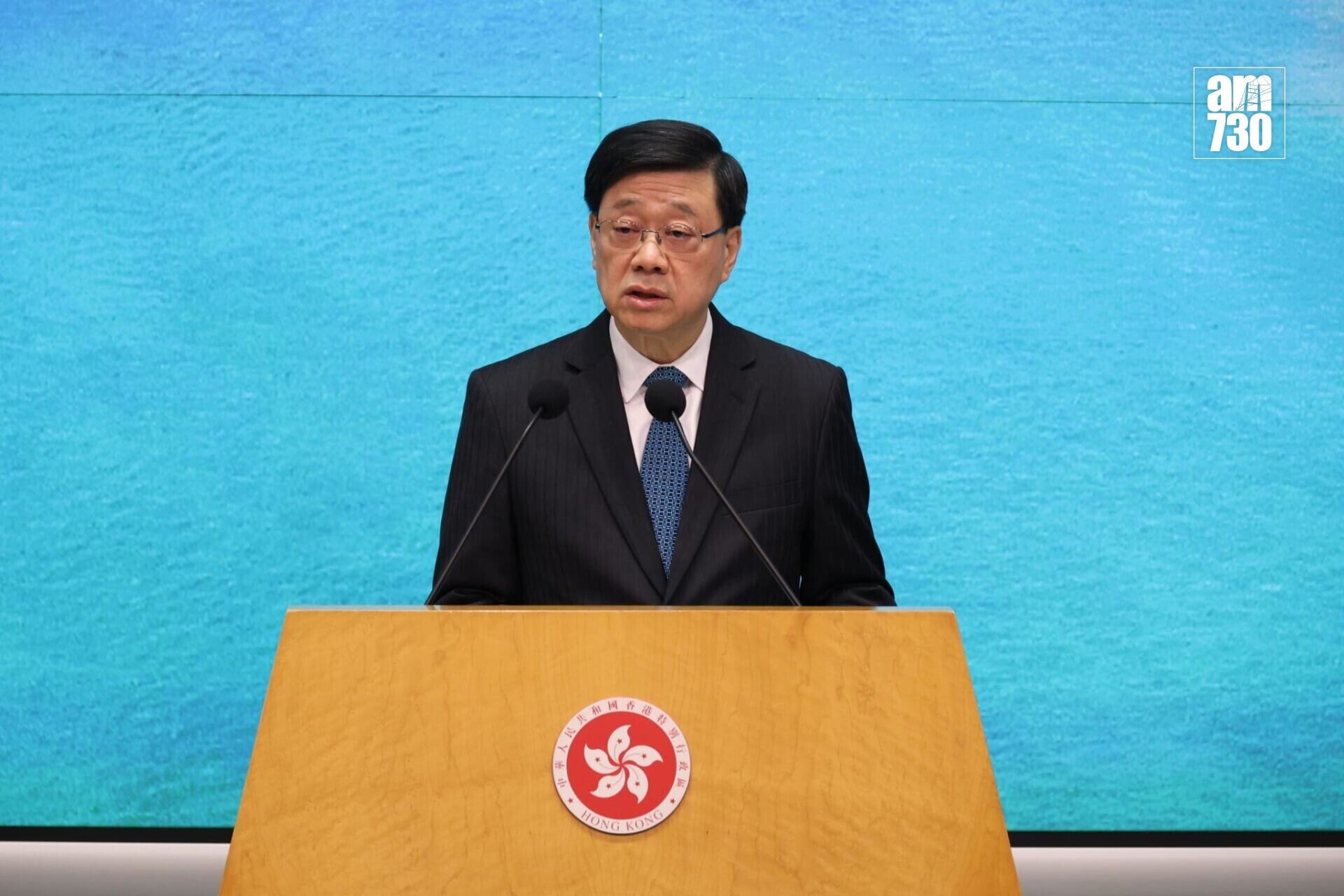 行政長官李家超出席行政會議前見記者(周令知攝)