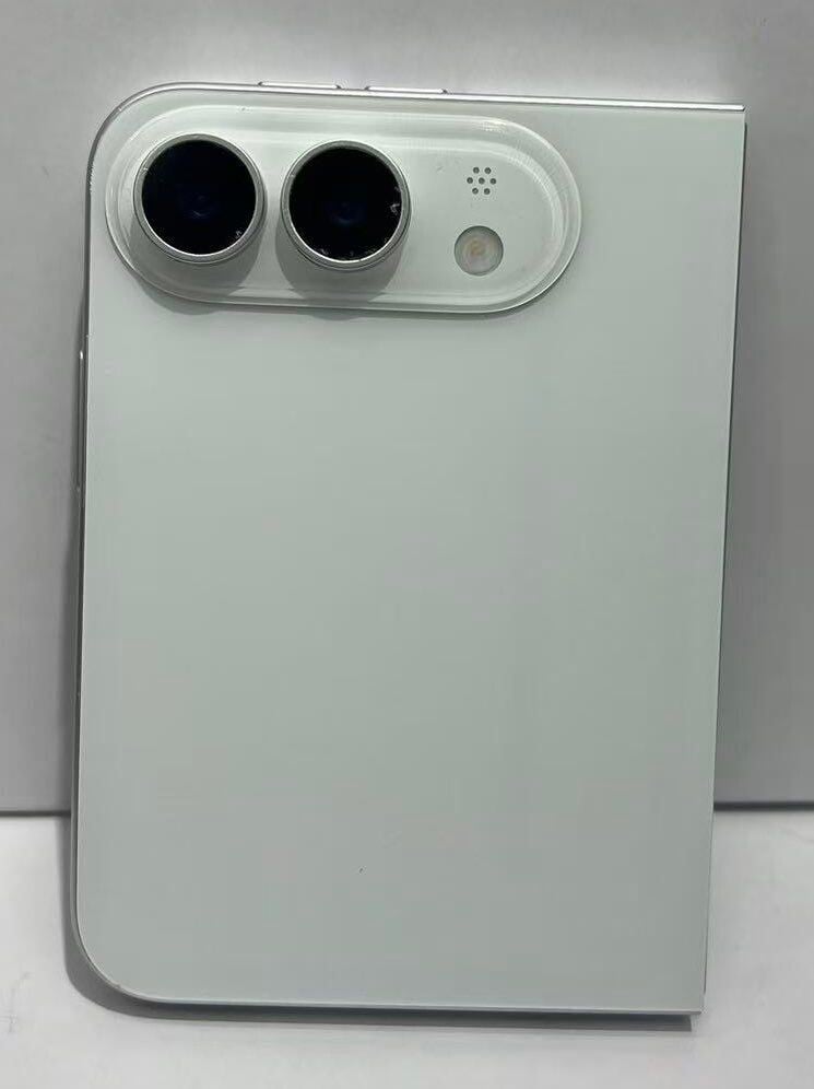 iPhone Ultra 摺合後揚聲器置於螢幕上下兩端
