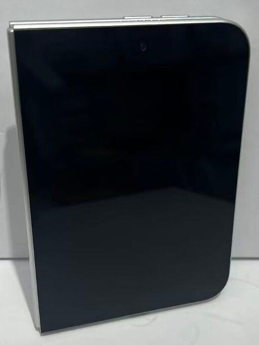 iPhone Ultra 外屏具 D 字形線條,前鏡採中置開孔設計