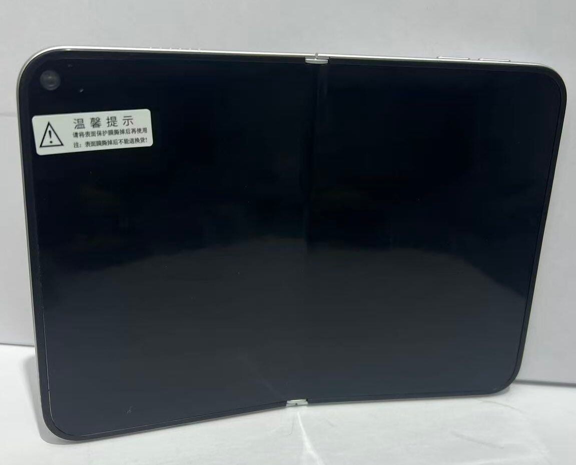 iPhone Ultra 主螢幕開展後,前鏡位於畫面左上方位置