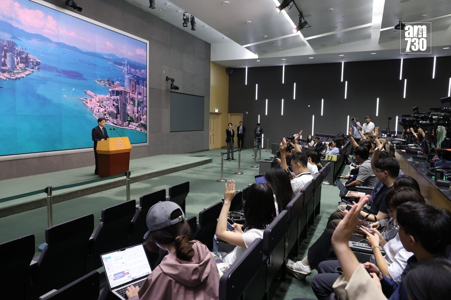 行政長官李家超出席行政會議前見記者(周令知攝)