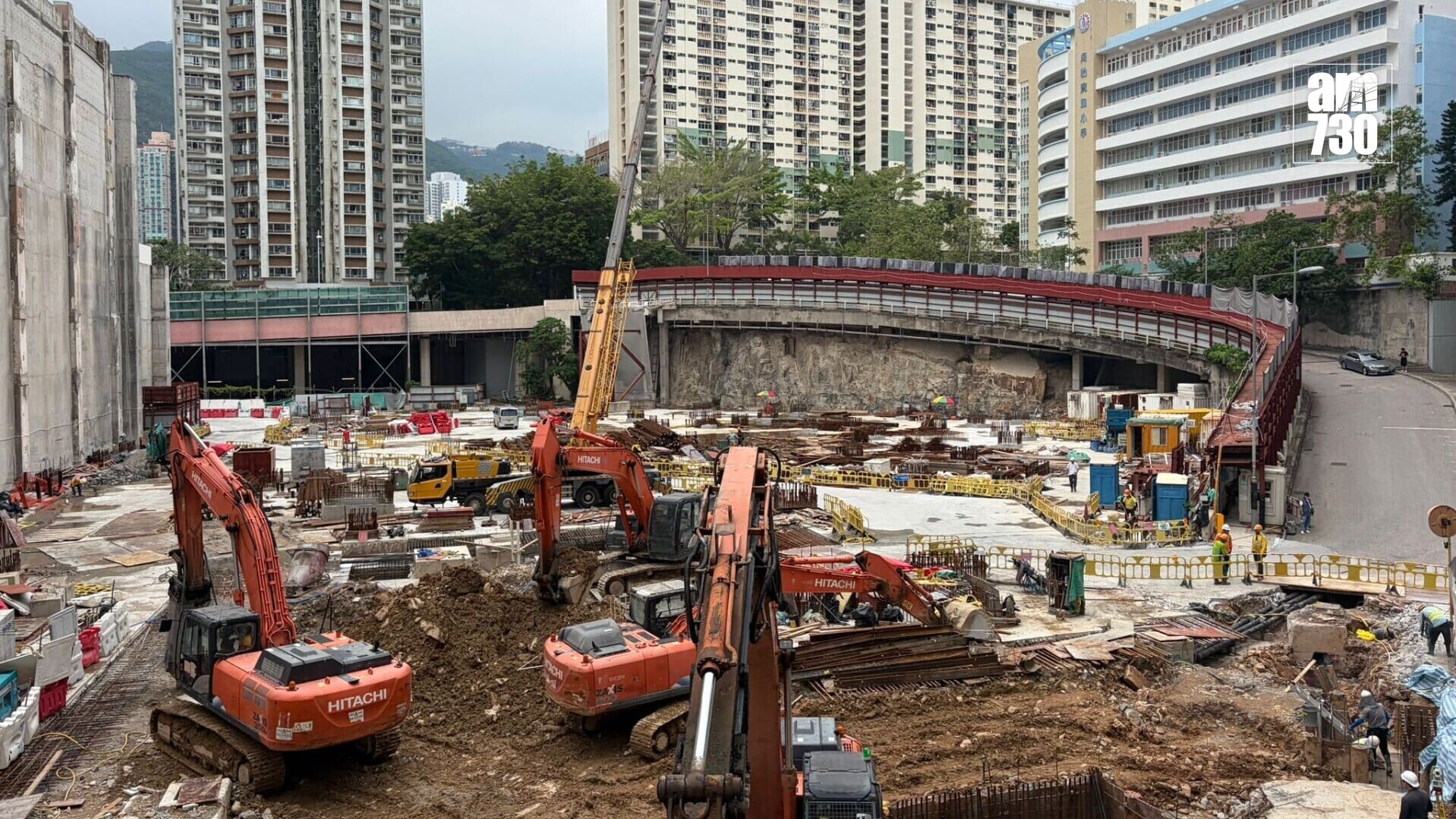 港燈伙拍長實在鴨脷洲海怡半島附近的怡雅路2號合作興建酒店項目。地基工程預計在2026年中完成，酒店暫定在2029年底前完工。(am730記者攝)