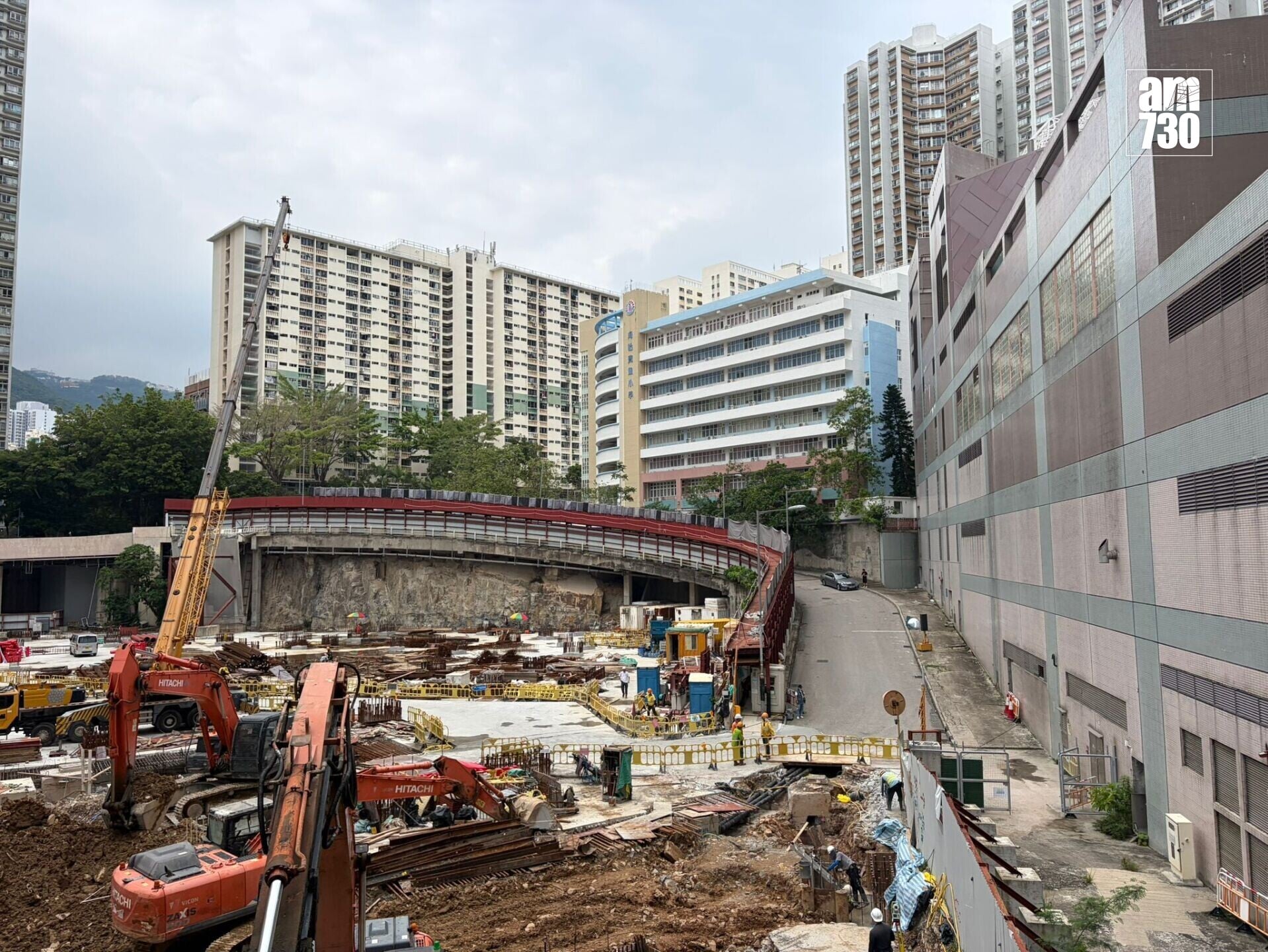 港燈伙拍長實在鴨脷洲海怡半島附近的怡雅路2號合作興建酒店項目。地基工程預計在2026年中完成,酒店暫定在2029年底前完工。(am730記者攝)