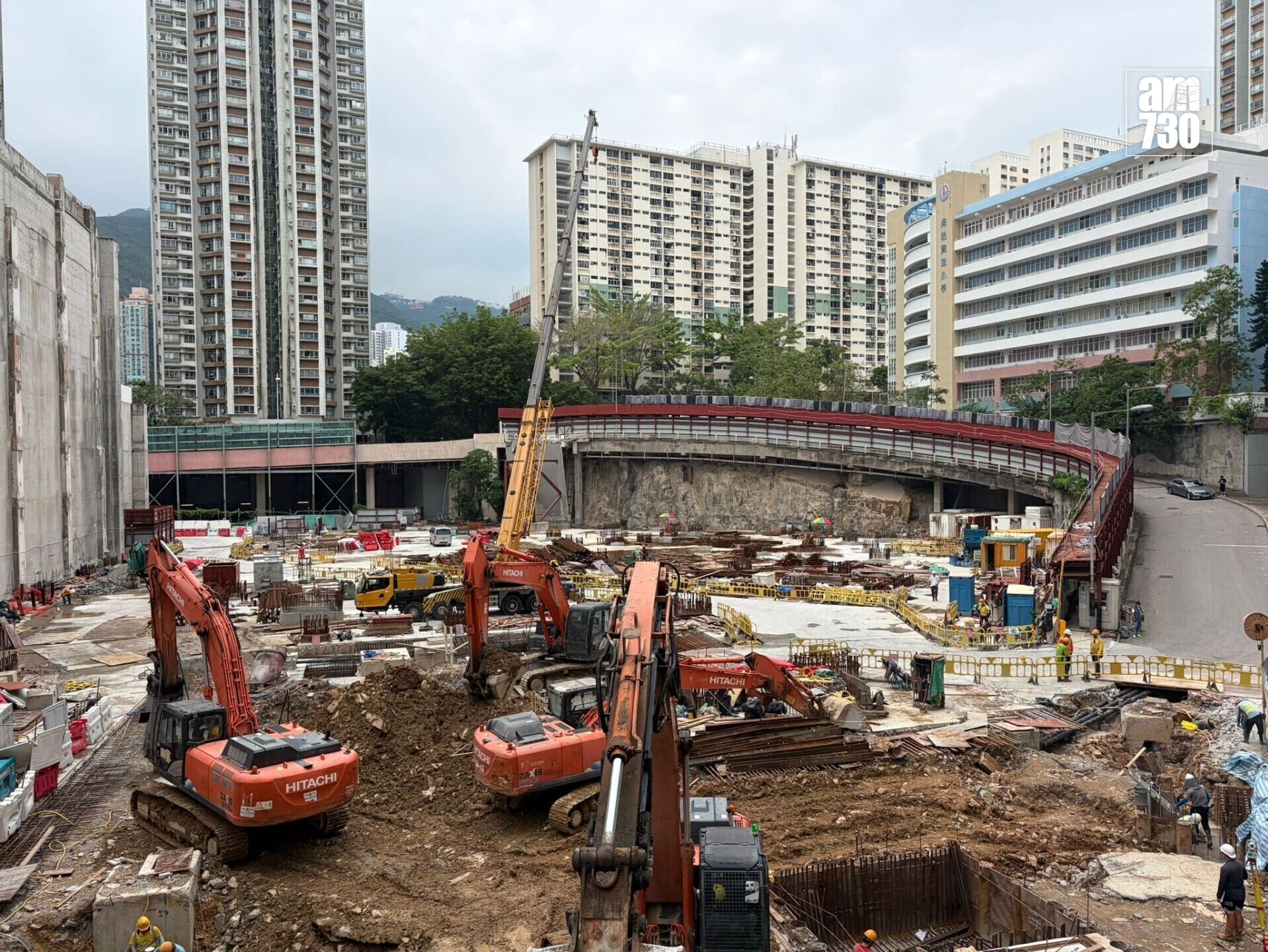 港燈伙拍長實在鴨脷洲海怡半島附近的怡雅路2號合作興建酒店項目。地基工程預計在2026年中完成,酒店暫定在2029年底前完工。(am730記者攝)