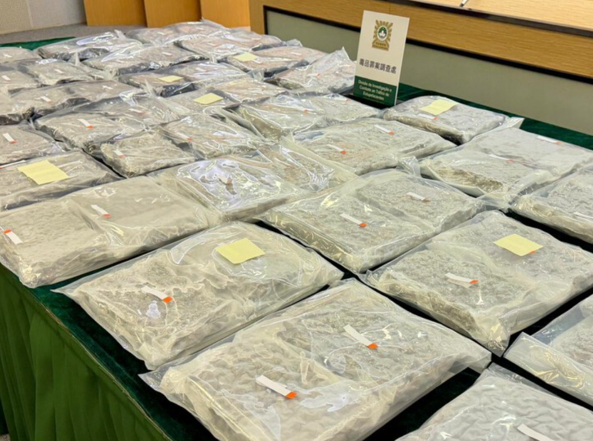 澳門司警周一(8日)偵破當地歷來最大宗的偷運大麻案件,檢獲35公斤大麻花,市值約3,500萬澳門幣,拘捕一名涉案25歲香港男子。(澳廣視)