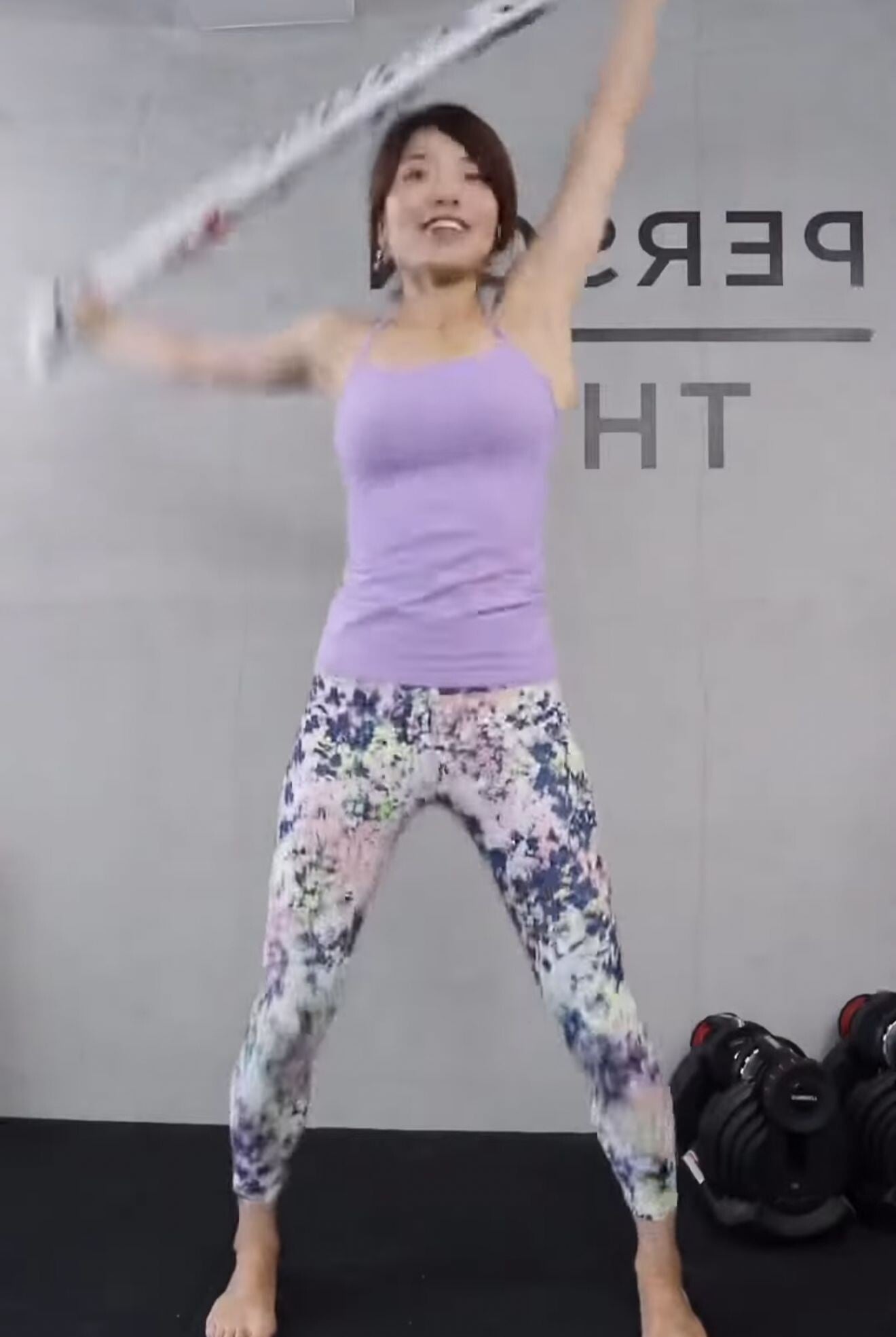 毛巾瘦背操Step2: 上下擺動毛巾操