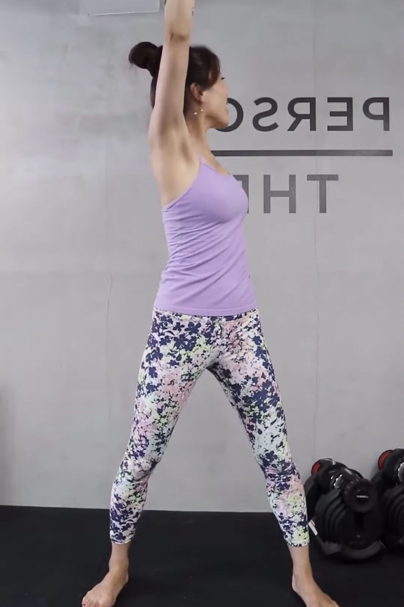 毛巾瘦背操Step 3: 扭轉身體毛巾操
