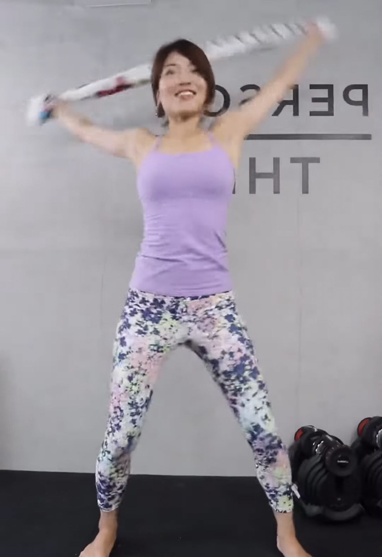 毛巾瘦背操Step 4: 扭臀毛巾操