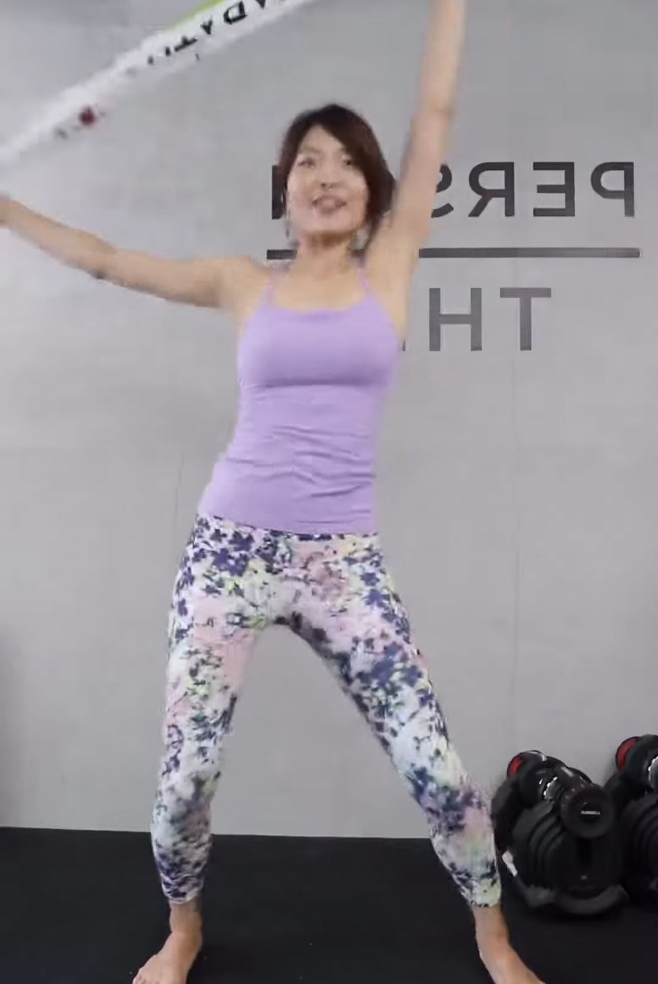 毛巾瘦背操Step 4: 扭臀毛巾操